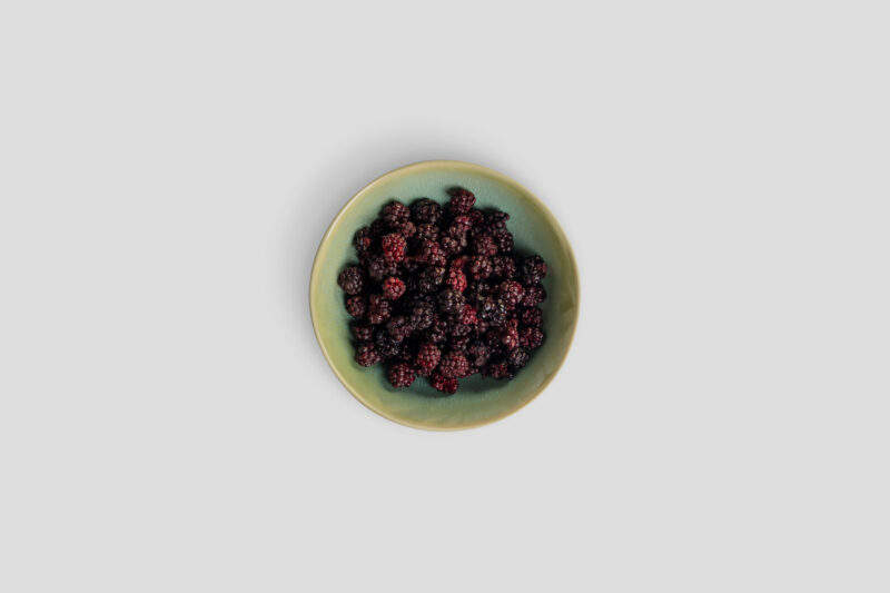 Gefriergetrocknete Brombeeren in einer Schale