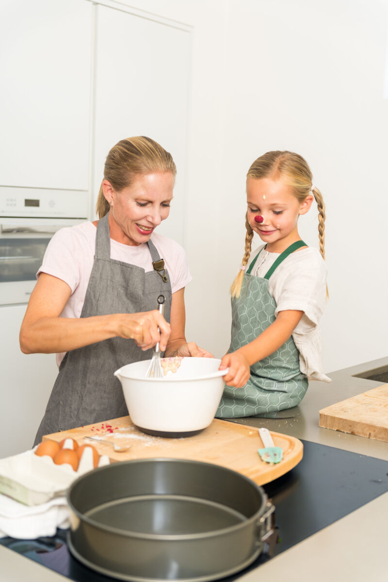 Mutter und Tochter backen