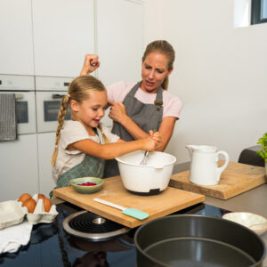 Mutter und Tochter backen