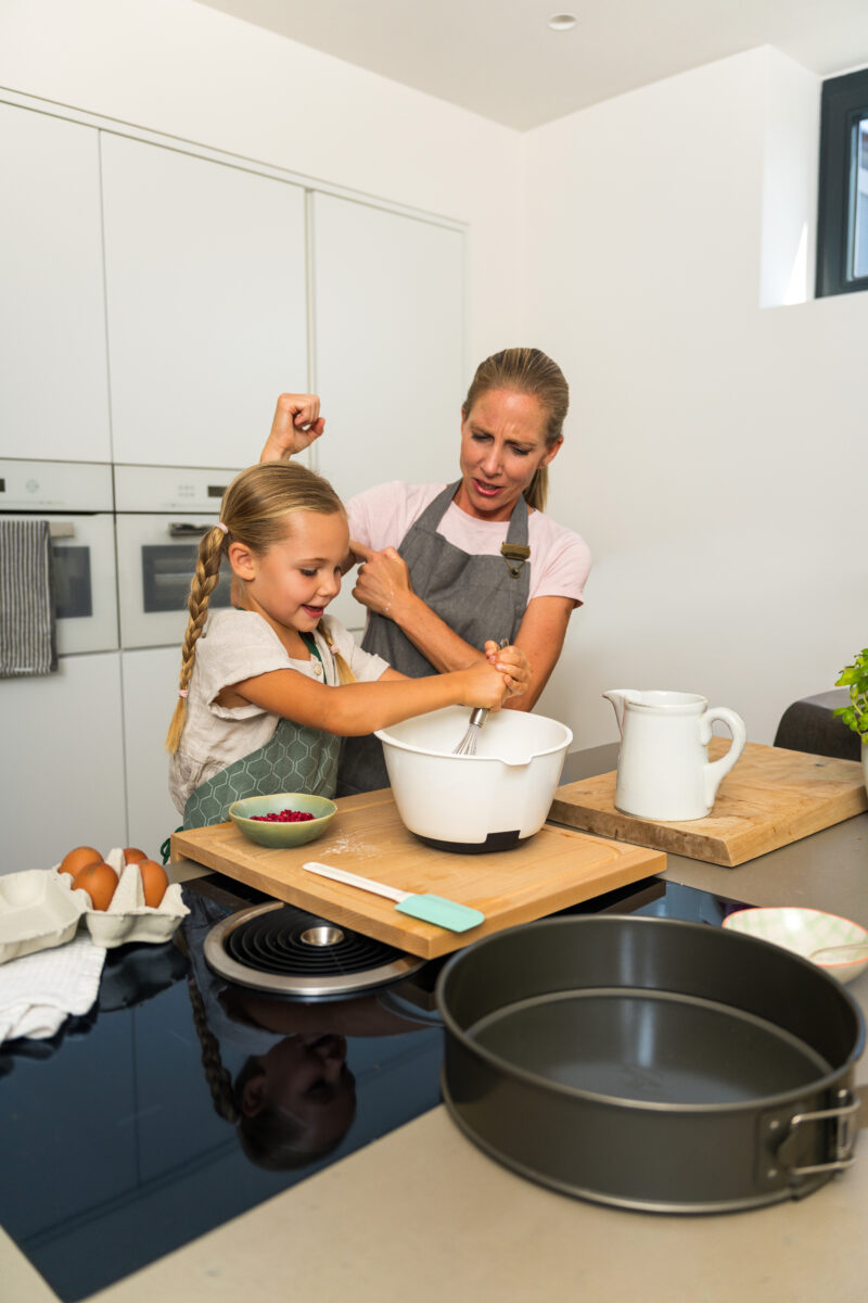 Mutter und Tochter backen