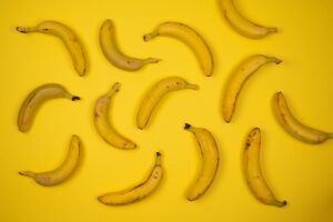 Gelbe Bananen auf gelbem Hintergrund