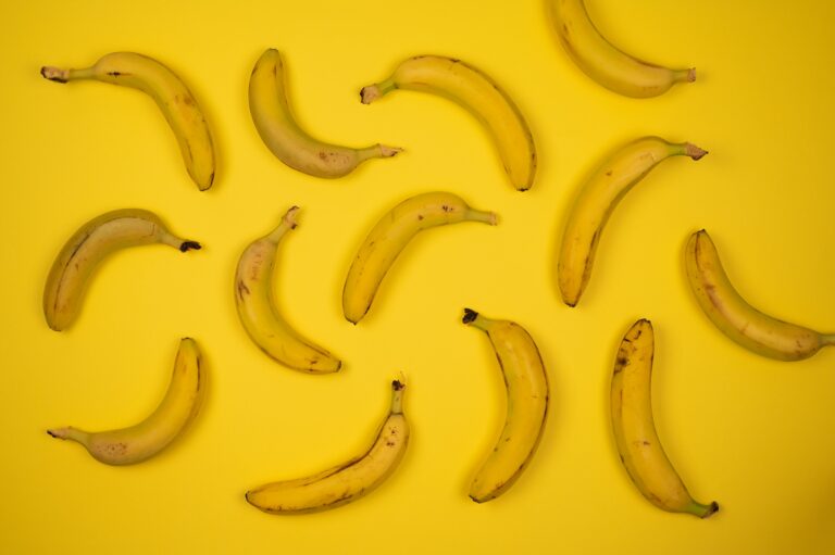 Gelbe Bananen auf gelbem Hintergrund
