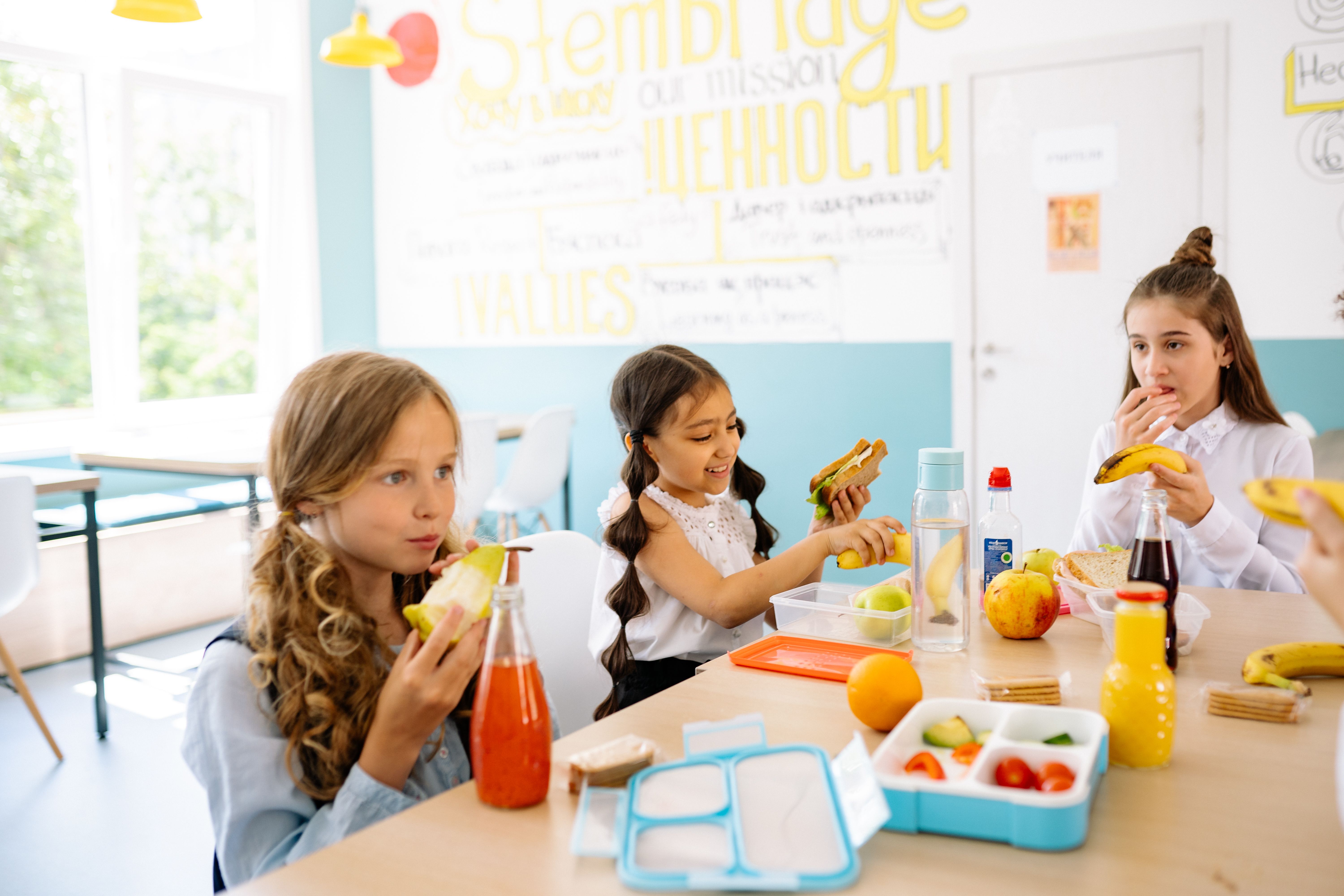 Kinder am Tisch mit Znüni